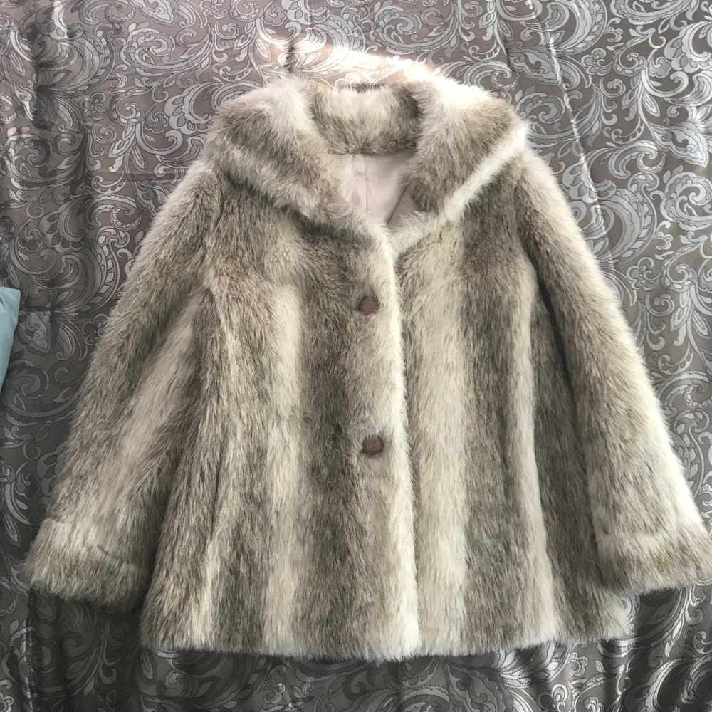 Stylish fur coat perfect size large Comfy and warm